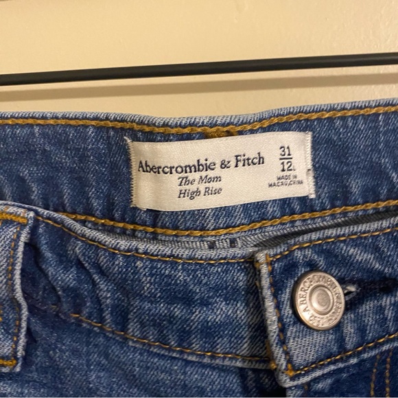 Abercrombie & Fitch The Mom High Rise Distressed Jeans Size 31 - Picture 5 of 7